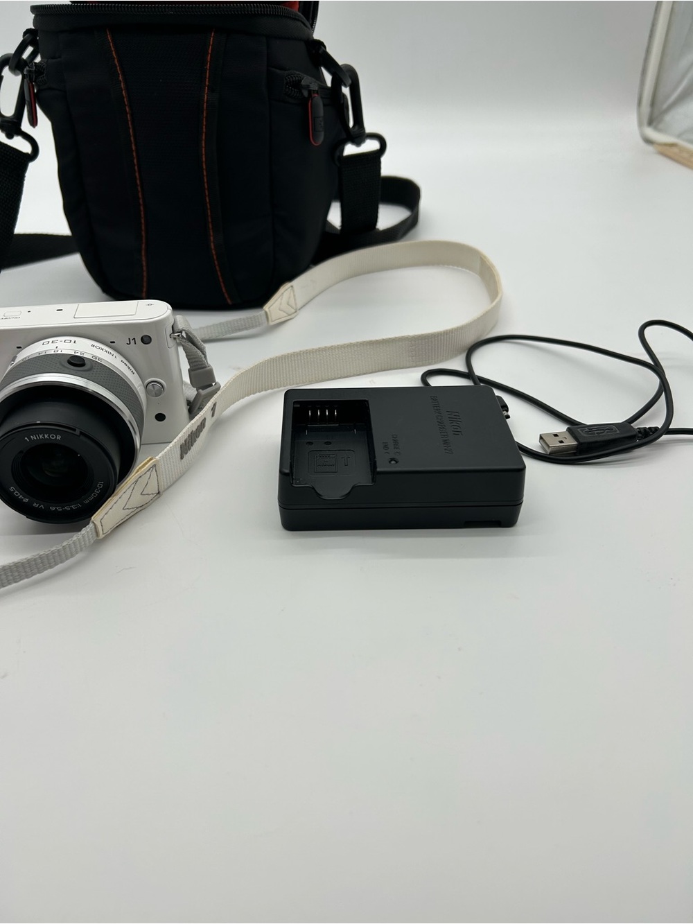 Nikon White J1 Mirrorless Camera with 10-30mm Lens - Picture 8 of 12